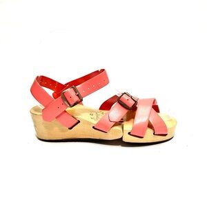 FELXICLOGS | Vintage 1950s coral strappy vinyl articulated wooden sole sandals